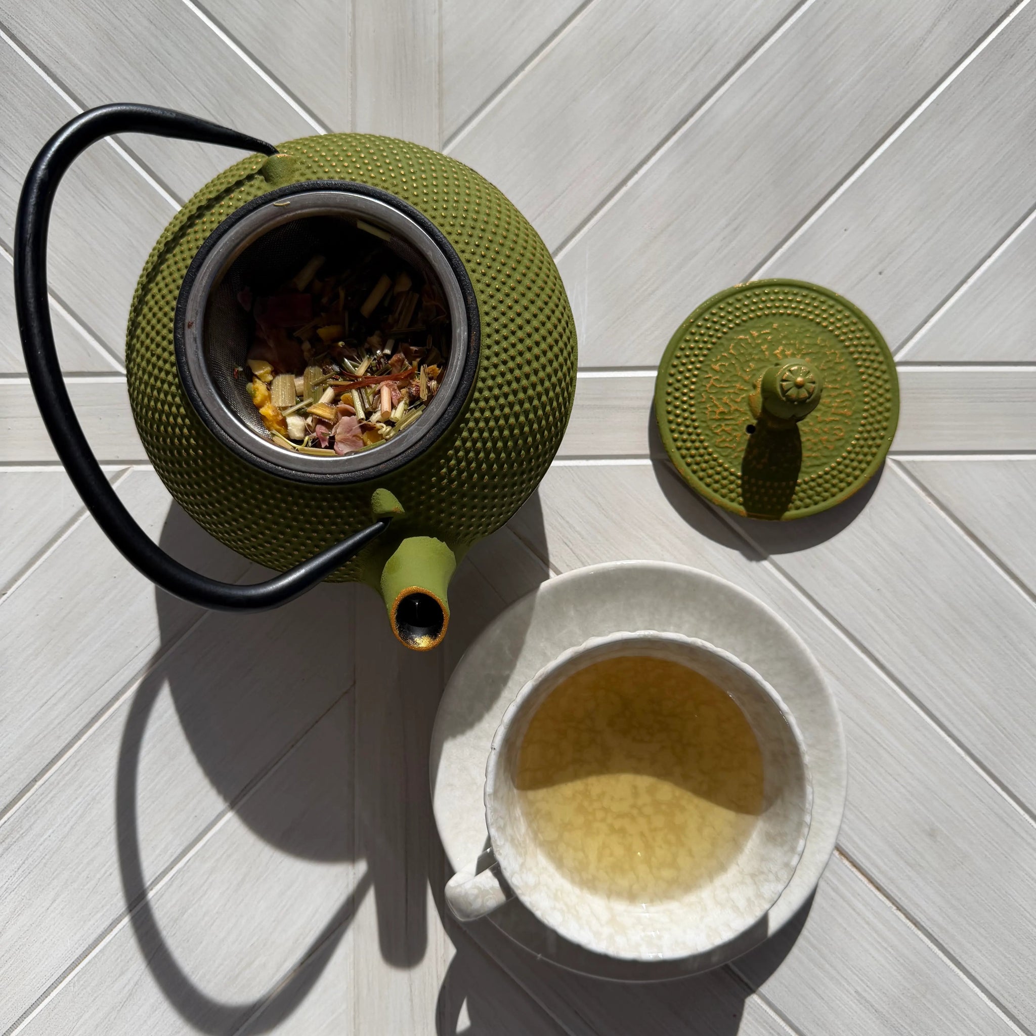 bella tea in the sun